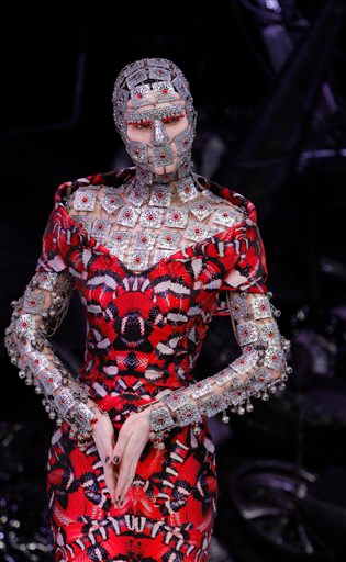 Illustration for article titled Alexander McQueen Fall/Winter 2009: Derelicte In Wonderland